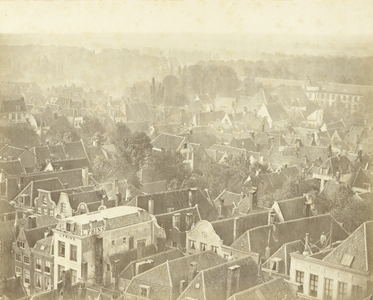 84348 Overzicht van de binnenstad van Utrecht, vanaf de Domtoren, uit het noordoosten. Op de voorgrond de huizen aan de ...